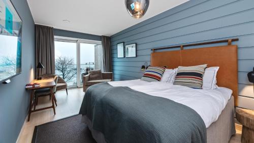 韦斯特维克Slottsholmen Hotell och Restaurang的一间卧室设有一张蓝色墙壁的大床