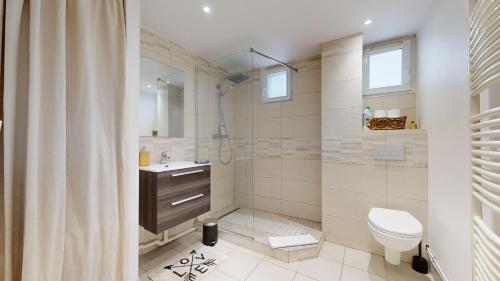维勒班Appartement PLEIN-CIEL的浴室配有卫生间、盥洗盆和淋浴。