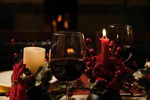 阿尔·阿尔兹Le Cedrus Hotel的一张桌子,上面放着一杯葡萄酒和蜡烛