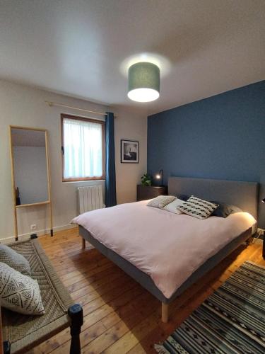 瓦尔代布洛尔Chalet de la Cianario的一间卧室设有一张蓝色墙壁的大床