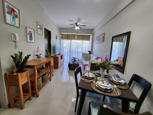 长滩岛Aloha Ocean Garden Villas Boracay的用餐室以及带桌椅的起居室。