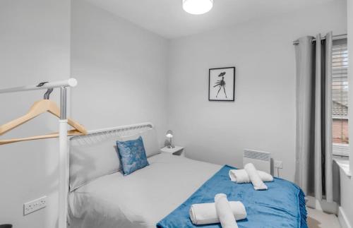 诺里奇*NEW* 2 bed apartment on Ber St Norwich的白色卧室,配有带毛巾的床