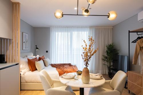 波尔图Icon Apartments by NÔMA的客厅配有沙发和桌子