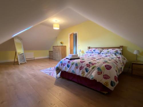 Scairbh na gCaorachPortinaghy House的阁楼上的卧室配有一张大床