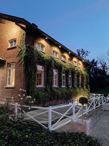 Cerrione城堡庄园度假屋的一座常春藤生长在它的一侧的建筑