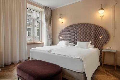 卢布尔雅那Grand Hotel Union Eurostars的一间设有大床和窗户的酒店客房