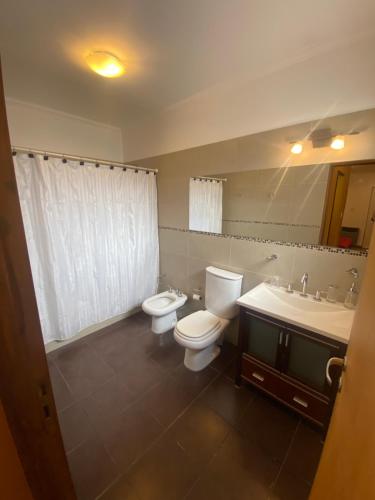 圣拉斐尔Chalet San Rafael的浴室设有2个卫生间和水槽