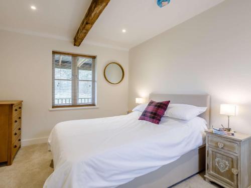 Wootton Glanville1 bed in Sherborne 80737的卧室配有白色的床和窗户。