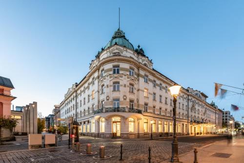 卢布尔雅那Grand Hotel Union Eurostars的街道上一座有街灯的大建筑