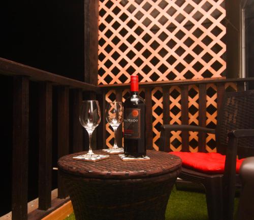 拉利伯塔德Sunset View - Mini Loft的一瓶葡萄酒和一张桌子上的一杯