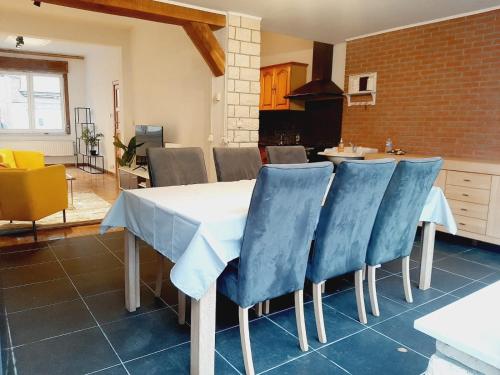 布鲁塞尔Evere home - Private room的厨房配有桌子和蓝色的椅子