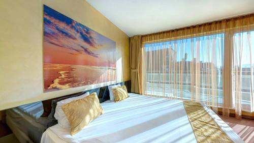 索非亚欧洲酒店的一间卧室设有一张床和一个大窗户