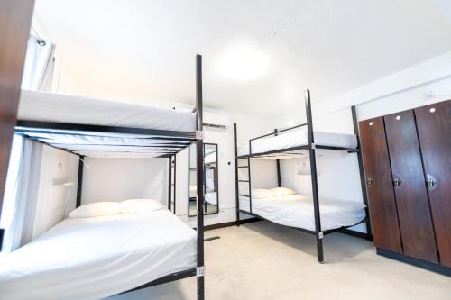 圣胡安Juliette Hostel Digital Nomad Women Only的一间设有三张双层床的客房