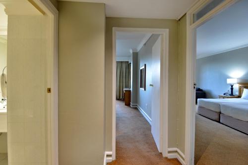 开普敦The Capetonian - Halaal的走廊上设有一张床的酒店客房