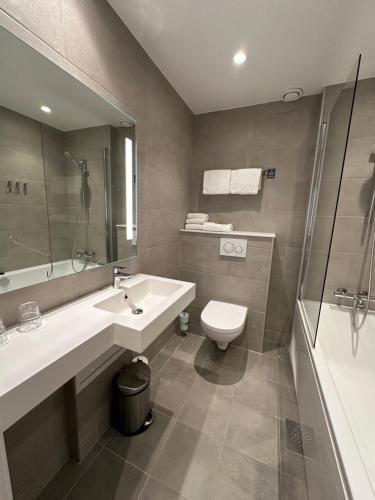 于尔维克巴卡内丝酒店的一间带水槽、卫生间和淋浴的浴室