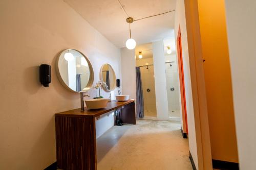 圣胡安Juliette Hostel Digital Nomad Women Only的浴室设有2个水槽和镜子