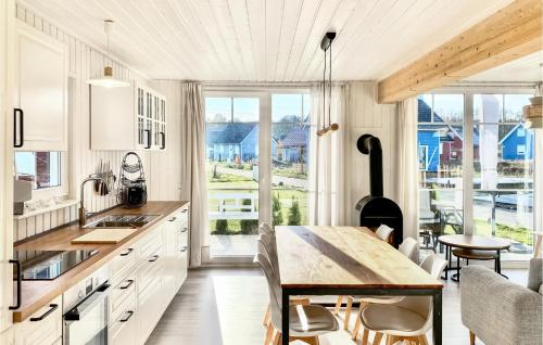 万德利茨Stunning Home In Wandlitz With Kitchen的厨房配有木桌和大窗户。