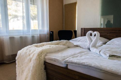 帕蒂赞斯克AeroCafe的床上用毛巾制成的天鹅床