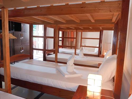 爱妮岛Forest Bay Inn El Nido的一间卧室配有三张双层床。