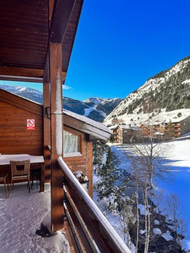 卡尼略Exclusiva Cabaña en Vall D'Incles - Pistas de Ski & Vistas al Valle - Parking Incluido的阳台享有雪覆盖的群山美景。