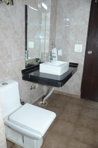 诺伊达Rumaisa Red的一间带水槽和卫生间的浴室