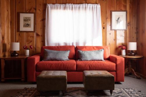 大熊湖2402 - Oak Knoll #3 cabin的客厅,窗户前设有红色沙发