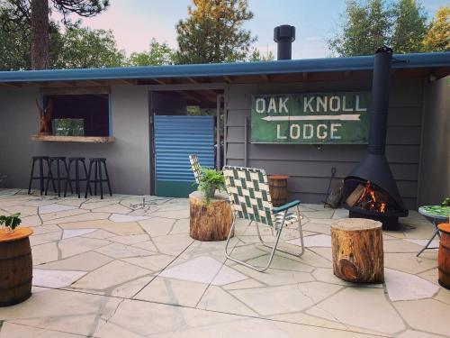 大熊湖2402 - Oak Knoll #3 cabin的一个带椅子和壁炉的庭院