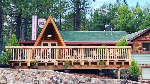大熊湖2400-Oak Knoll Lodge cabin的小木屋设有大型木制甲板