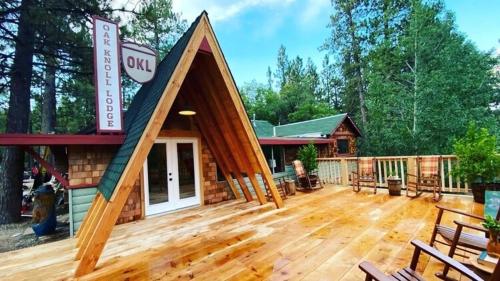 大熊湖2400-Oak Knoll Lodge cabin的一个大甲板,上面有一座建筑