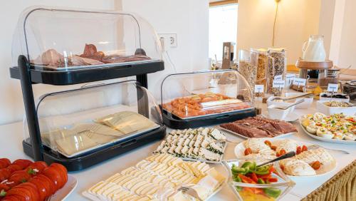 诺德奈路基尔豪斯艾姆丹麦尔酒店的自助餐,餐桌上有许多不同类型的食物