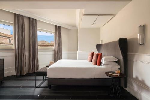 罗马纳沃纳宫酒店的酒店客房设有床和窗户。