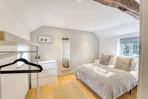 莱明斯特Guest Homes - Bridge Street Dwelling的白色的卧室设有床和窗户