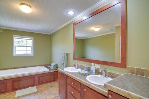 AlbanyQuiet Albany Retreat Near Dale Hollow Lake!的一间带两个盥洗盆和大镜子的浴室