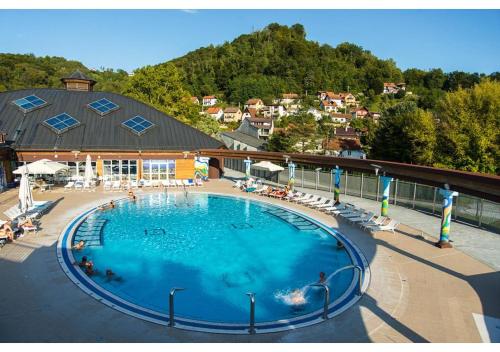 克拉平斯凯托普利采Apartma Thermos的享有度假村游泳池的顶部景致