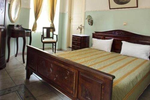 埃尔莫波利斯monte kristo的一间卧室配有一张带桌子和椅子的床