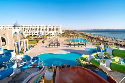 赫尔格达Luxury Beach Frontage Studio- Non Egyptians only的享有带水滑梯的水上公园的景致