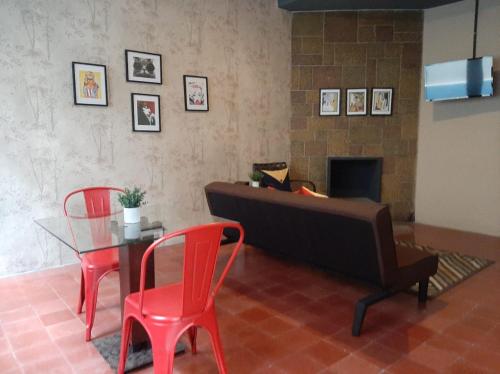 危地马拉Hostal Amaya的客厅配有桌椅和壁炉