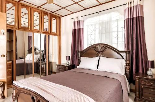 Joyful Ambiance Retreat的一间卧室配有床和带窗帘的窗户