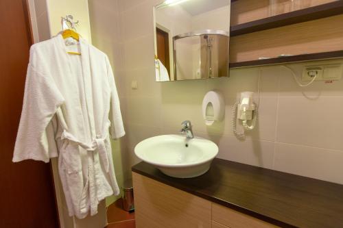 波尔塔瓦Аполлонія的白色的浴室设有水槽和镜子