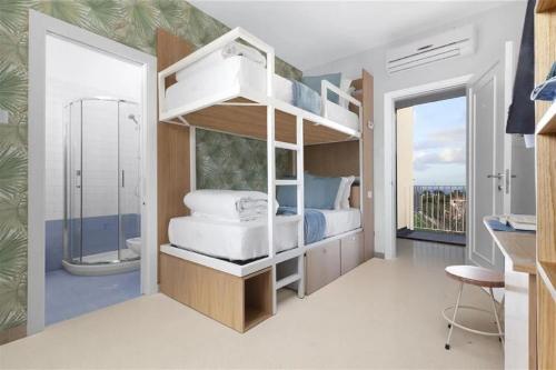 圣安吉洛Unconventional Sorrento Coast的一间带双层床的卧室和一间浴室