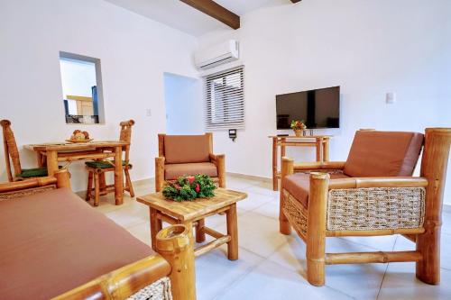圣多明各Heritage Residences Santo Domingo的客厅配有木制家具和平面电视
