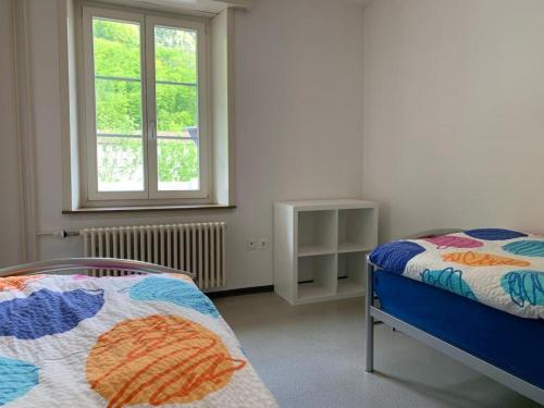MitlödiRevier schlicht und bahnsinnig的一间卧室设有一张床和一个窗口