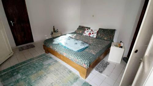 萨利波图尔ParadisPlage, 1 min de la mer的一间小卧室,卧室内配有一张床铺