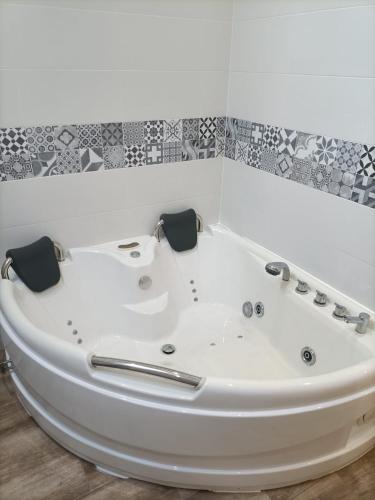 ValgaJacuzzi Barcala的一间铺有瓷砖的客房内的白色浴缸