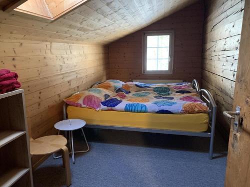 DiesbachRevier musisch und historisch的小木屋内一间卧室,配有一张床