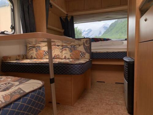 HätzingenRevier caravan-ig und cool的小房间设有两张双层床和窗户