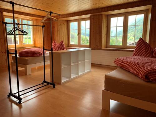 DiesbachRevier Bliili und Spitzer的客房设有两张床和窗户。