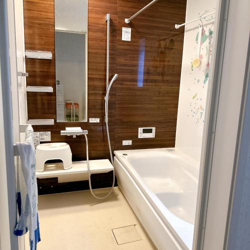 大阪Free Parking Namba south Villa 4 rooms 120m2的带浴缸和盥洗盆的浴室