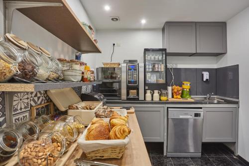 巴黎Huni Hôtel的厨房配有面包和糕点柜台