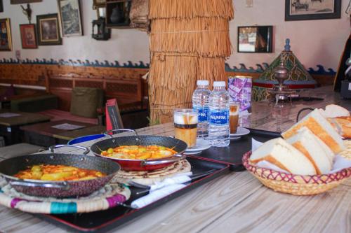 依索安Happy Home Dream Surf的一张桌子,上面有两盘食物和面包